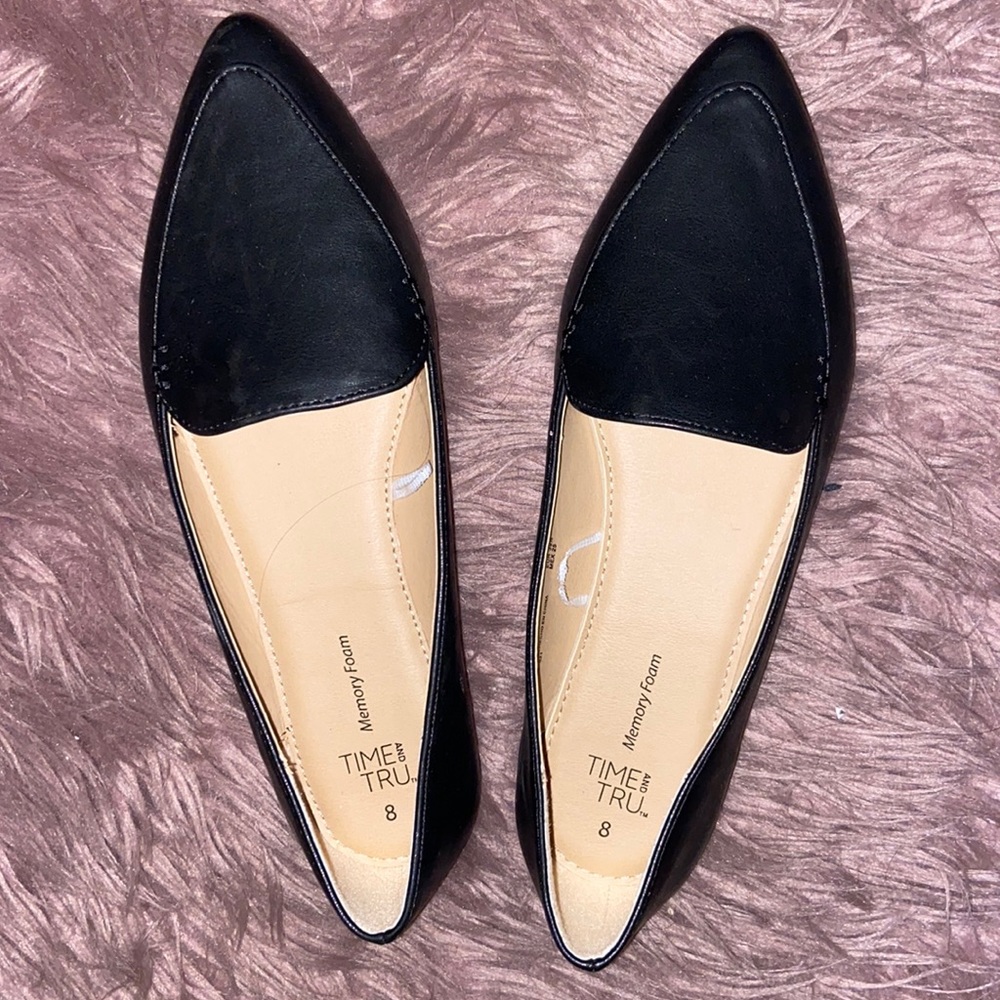 Pointed black flats